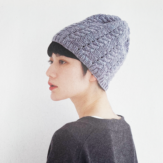 כובע אפור עם דוגמא מחוטי ווגה