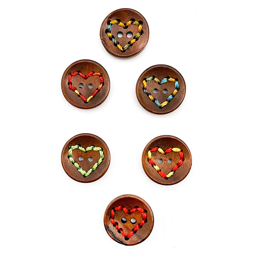 כפתורי עץ עם לב