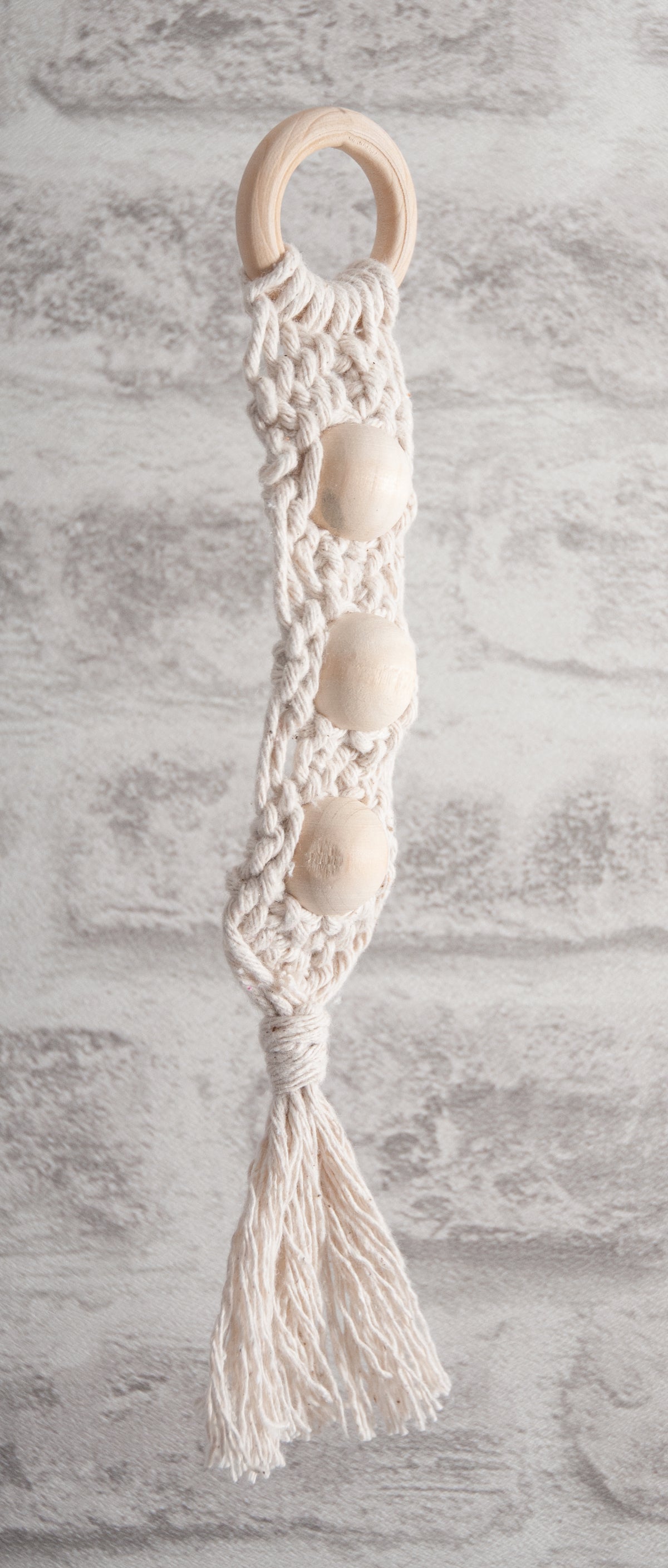 חרוזי יצירה עץ עגול 2.5 ס"מ עם חור 5 מ"מ חבילה 9 יח׳