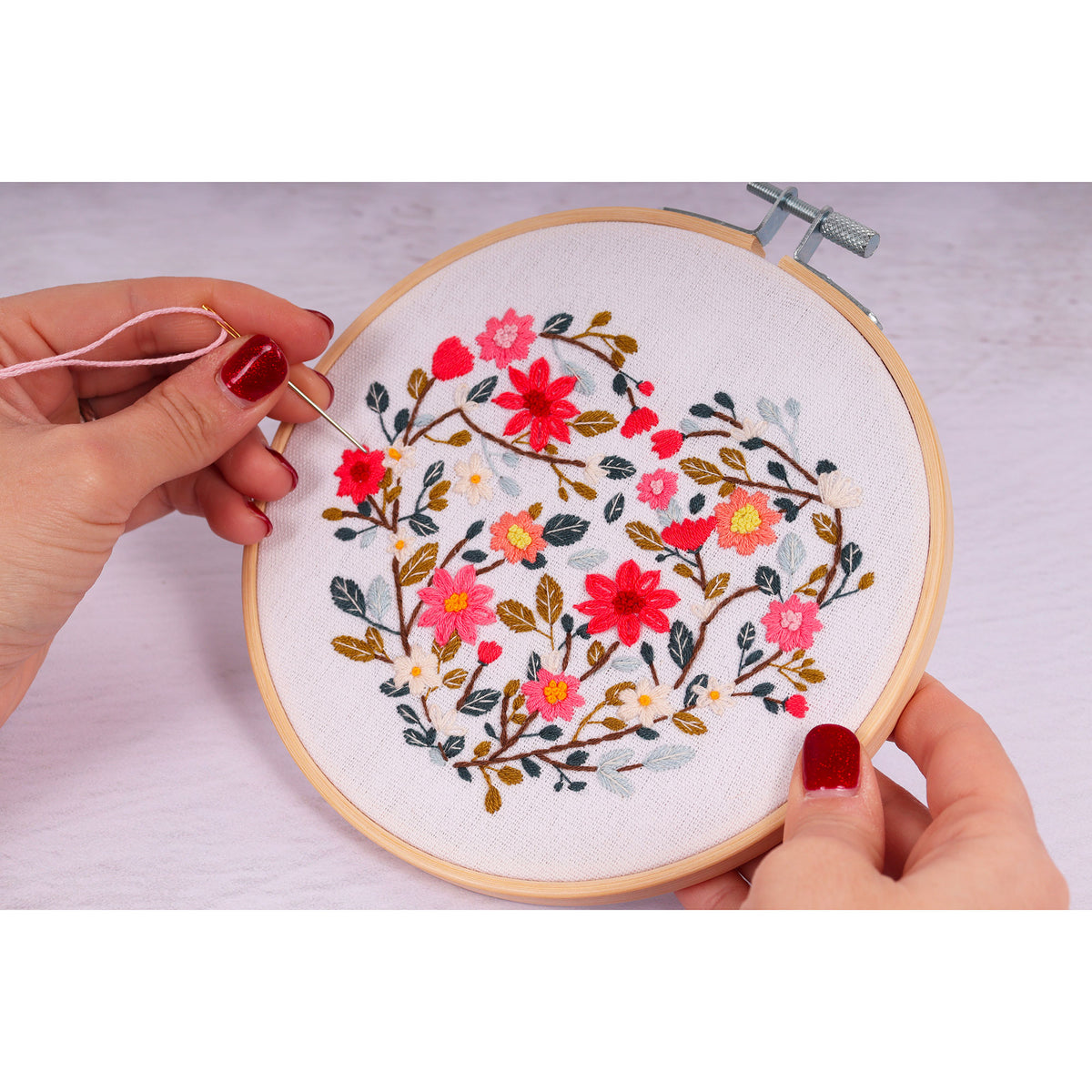 ערכת רקמה עם חישוק – לב פרחוני