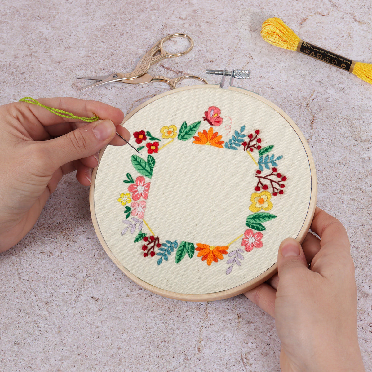 ערכת רקמה עם חישוק – מסגרת פרחונית לתמונה