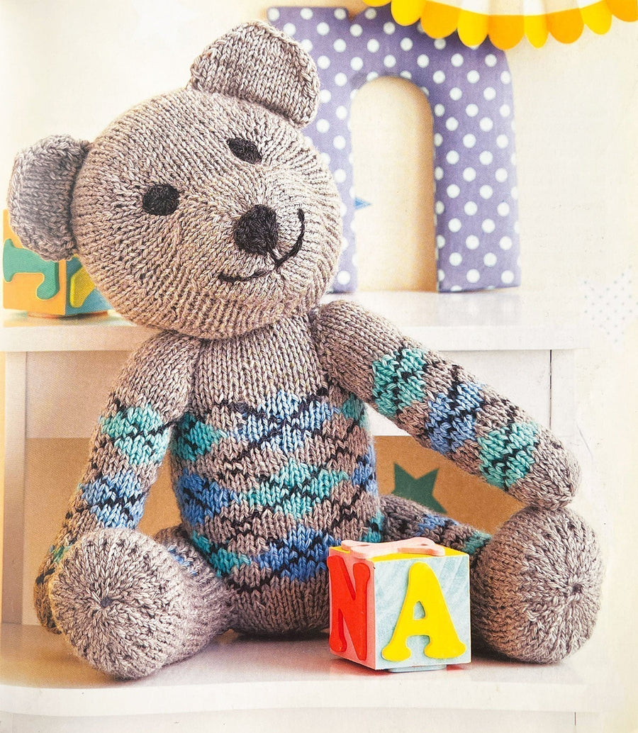 דובי מתוק בסוודר ריבועים