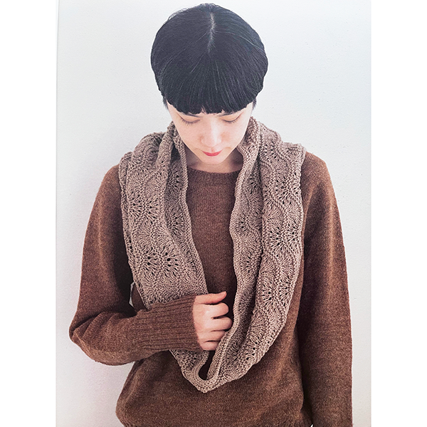 צעיף חום עם דוגמה של גלים