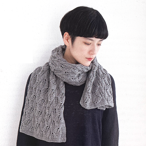 צעיף אפור עם דוגמא של עלים