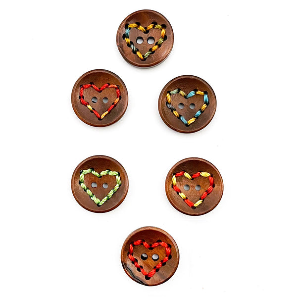 כפתורי עץ עם לב