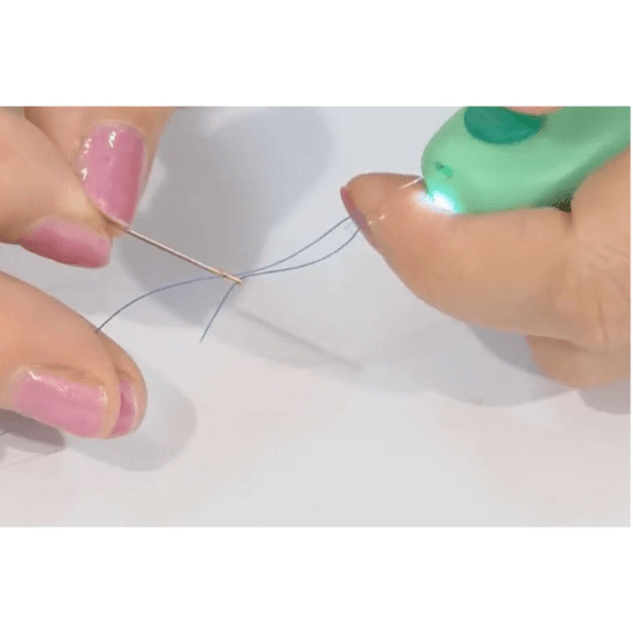 משחיל מחט עם תאורת לד וחותך חוט Deluxe LED