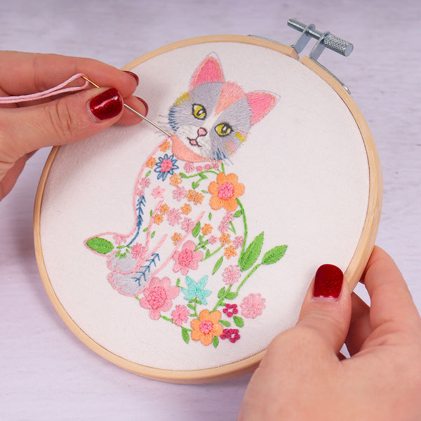 ערכת רקמה עם חישוק – חתול חמוד פרחוני