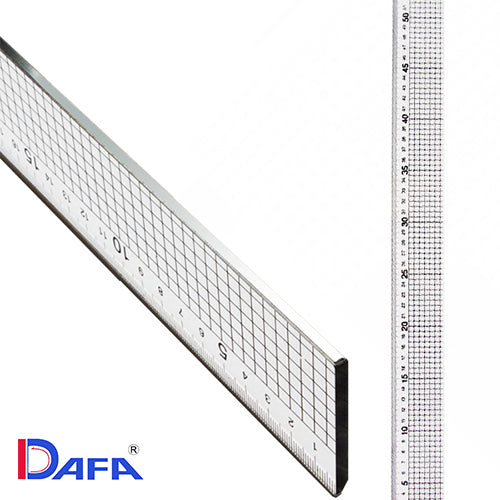 סרגל ישר אקרילי שקוף עם פס מתכתי מיוחד לחיתוך בדים