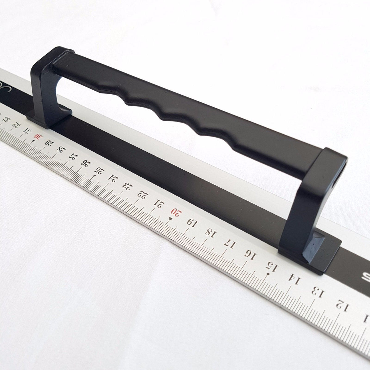 סרגל אלומיניום לחיתוך מדויק עם ידית ומגנט נגד החלקה