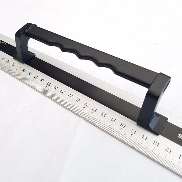 סרגל אלומיניום לחיתוך מדויק עם ידית ומגנט נגד החלקה